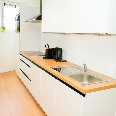 Apartman Modern 1br & 1lr Apartment, 10 Min Walk To Center *
