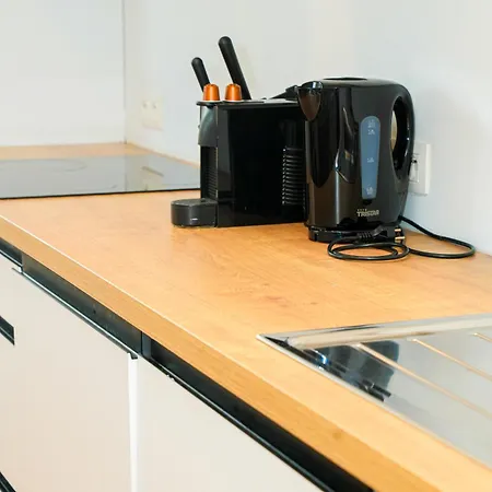 Modern 1br & 1lr Apartment, 10 Min Walk To Center Apartman *